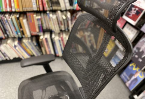 イスとかチェアとか言うとります。 〜事務局スタッフがテレワークになって気づいた椅子のこと〜
